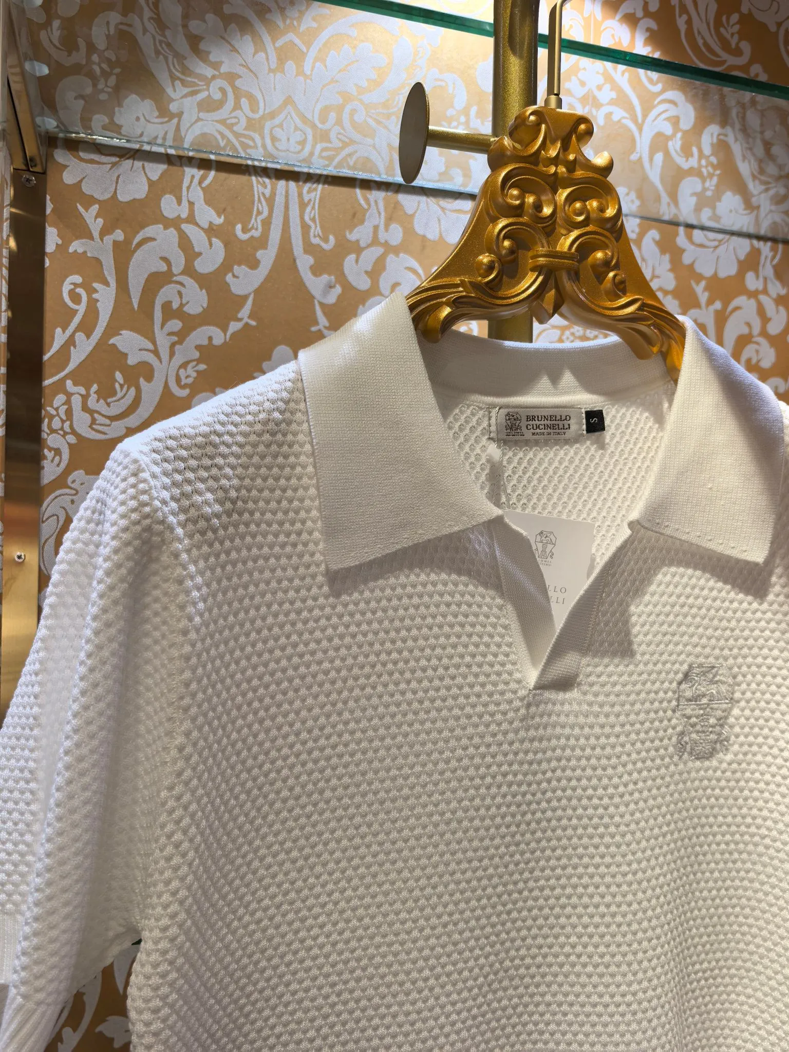 The counter is synchronized with Brunello Cucinelli 🇮🇹BC 2026/ss New Arrival sweater with logo embroidery on the chest. The fabric is perfectly made with 14 needles of imported machines. The counter restores the upper body spirit Comfortable Breathable Slim fit Color White Sizes S M L XL